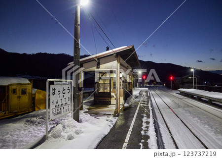 冬の駅の待合室 123737219