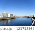 隅田川に溶け込む青空 123738364