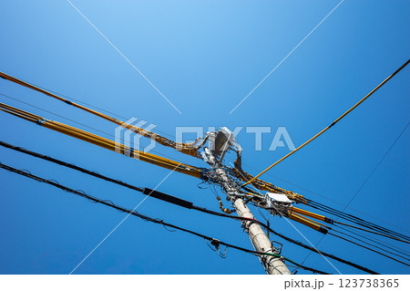建設現場周辺の電線防護カバーと青空　a-1 123738365