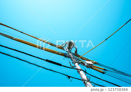 建設現場周辺の電線防護カバーと青空 a-4 ライトカラー 建設現場周辺の電線防護カバーと青空 a-4 ライトカラー 123738369