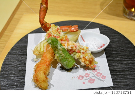 城崎温泉でほっこりカニをいただく 123738751