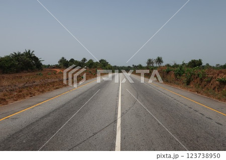シエラレオネ内陸部の道路 シエラレオネ内陸部の道路 123738950