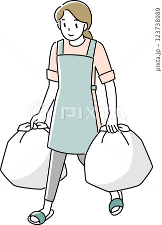 ゴミ出しをするエプロンを着けた女性 123738989