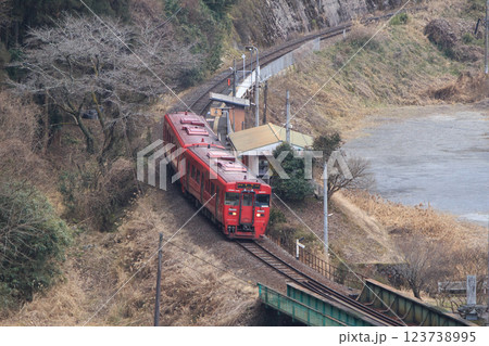 杉河内駅に停車する赤い列車（JR九州　キハ220形） 123738995