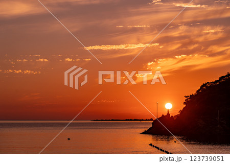 熊本県天草市 世界文化遺産に登録された天草の崎津集落にあるマリア像の夕陽展望デッキからの夕陽 熊本県天草市 世界文化遺産に登録された天草の崎津集落にあるマリア像の夕陽展望デッキからの夕陽 123739051