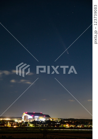 ボールパークの夜景と彗星 123739083