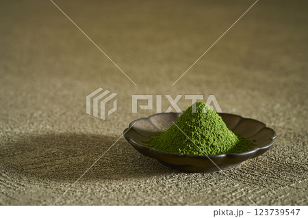 皿に盛った抹茶と緑茶 皿に盛った抹茶と緑茶 123739547