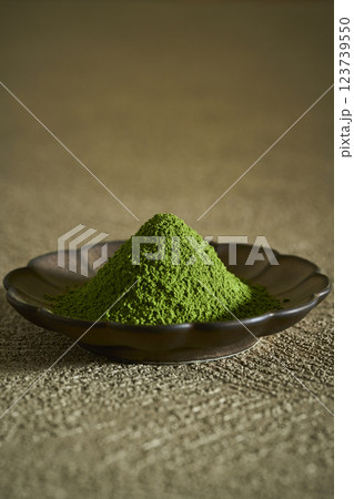 皿に盛った抹茶と緑茶 皿に盛った抹茶と緑茶 123739550