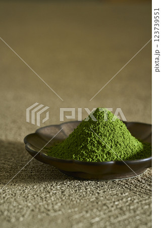 皿に盛った抹茶と緑茶 皿に盛った抹茶と緑茶 123739551