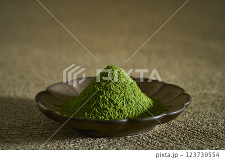 皿に盛った抹茶と緑茶 123739554