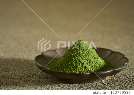 皿に盛った抹茶と緑茶 皿に盛った抹茶と緑茶 123739555