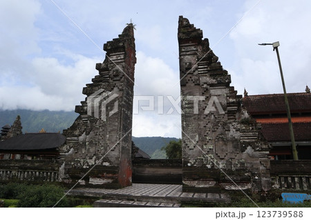 バリ島のウルンダヌブラタン寺院 123739588