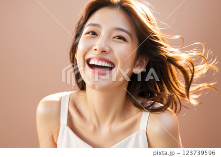 髪を風でふんわりなびかせながら笑っている女性, AI生成画像 123739596