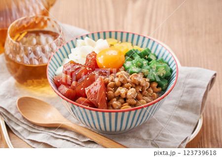 ばくだん丼 - ネバネバ食材たっぷりの海鮮丼 123739618