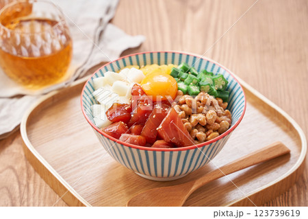ばくだん丼 - ネバネバ食材たっぷりの海鮮丼 123739619