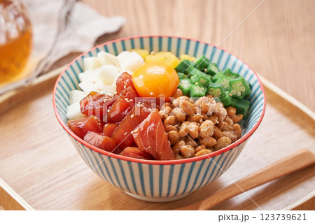 ばくだん丼 - ネバネバ食材たっぷりの海鮮丼 123739621