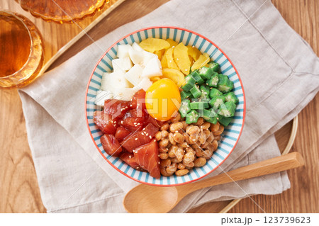 ばくだん丼 - ネバネバ食材たっぷりの海鮮丼 123739623