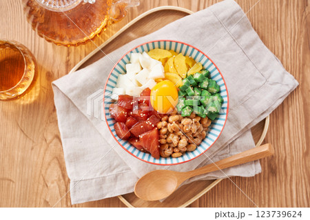 ばくだん丼 - ネバネバ食材たっぷりの海鮮丼 ばくだん丼 - ネバネバ食材たっぷりの海鮮丼 123739624