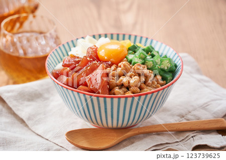 ばくだん丼 - ネバネバ食材たっぷりの海鮮丼 ばくだん丼 - ネバネバ食材たっぷりの海鮮丼 123739625