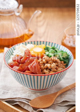 ばくだん丼 - ネバネバ食材たっぷりの海鮮丼 ばくだん丼 - ネバネバ食材たっぷりの海鮮丼 123739632