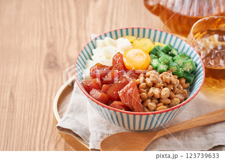 ばくだん丼 - ネバネバ食材たっぷりの海鮮丼 123739633