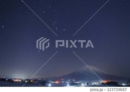 北海道倶知安町瑞穂から望む羊蹄山とオリオン座と冬の大三角 123739687