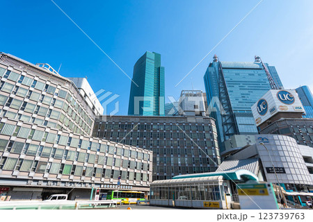 新橋駅前ロータリーと高層ビルの都市風景 123739763