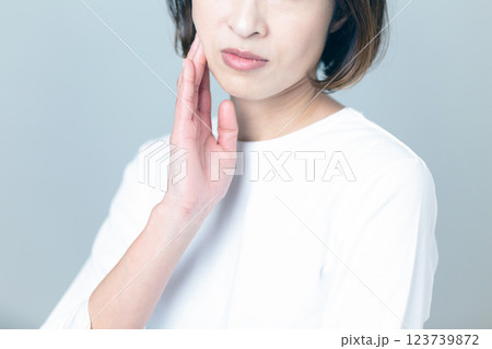 スキンケアに悩むミドル女性 123739872