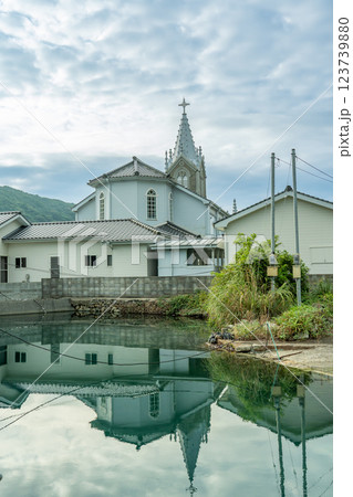 熊本県天草市 世界文化遺産に登録された天草の崎津カトリック教会の朝の海からの眺め 熊本県天草市 世界文化遺産に登録された天草の崎津カトリック教会の朝の海からの眺め 123739880