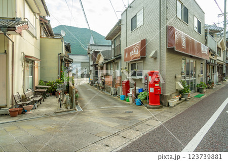 熊本県天草市　世界文化遺産に登録された天草の崎津カトリック教会の路地からの眺め 123739881