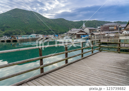 熊本県天草市　世界文化遺産に登録された天草の崎津集落にあるカケと呼ばれる海に張り出した作業場 123739882