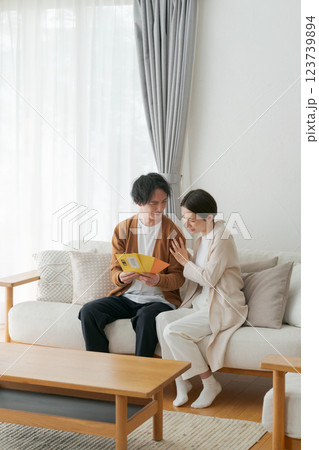 督促状の封筒を見て困る夫婦 123739894