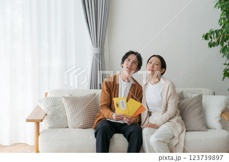 督促状の封筒を見て困る夫婦 123739897