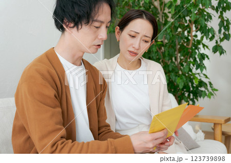 督促状の封筒を見て困る夫婦 123739898