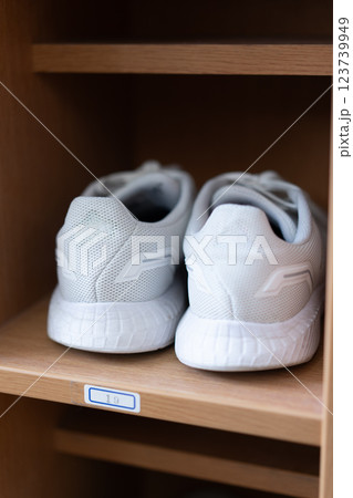 学校の下駄箱 123739949