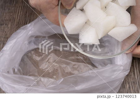 大根ときゅうりの浅漬けを作る工程 大根ときゅうりの浅漬けを作る工程 123740013