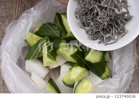 大根ときゅうりの浅漬けを作る工程 大根ときゅうりの浅漬けを作る工程 123740016
