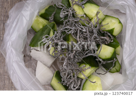 大根ときゅうりの浅漬けを作る工程 123740017