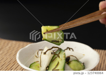 大根ときゅうりの浅漬けを箸で持ち上げる 123740064