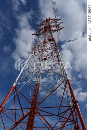 送電線、そびえる立つ鉄塔 123740066