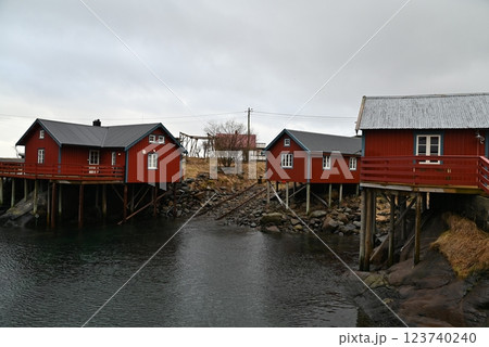 ノルウェー　ロフォーテン諸島・オーの町並み 123740240