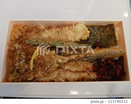 金子半之助の上天丼弁当(グランスタ東京店) 123740312