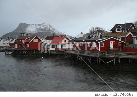 ノルウェー ロフォーテン諸島 スヴォルヴァーの街並み ノルウェー ロフォーテン諸島 スヴォルヴァーの街並み 123740565