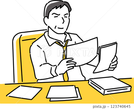 複数の書類を見るビジネスマン 123740645