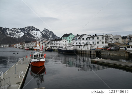 ノルウェー　ロフォーテン諸島　ヘニングスヴァーの町並み 123740653