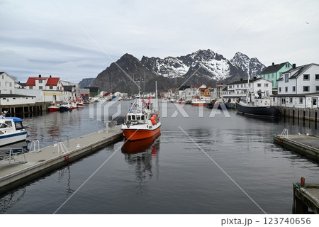 ノルウェー ロフォーテン諸島 ヘニングスヴァーの町並み ノルウェー ロフォーテン諸島 ヘニングスヴァーの町並み 123740656