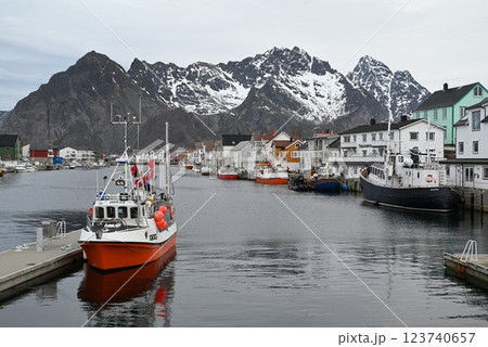 ノルウェー ロフォーテン諸島 ヘニングスヴァーの町並み ノルウェー ロフォーテン諸島 ヘニングスヴァーの町並み 123740657