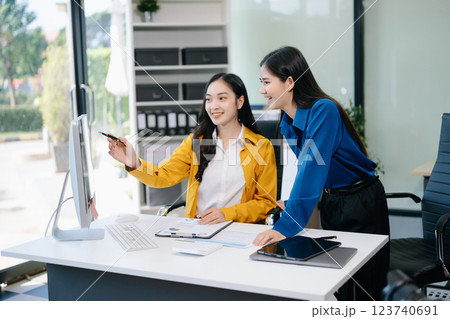 Businesswomen work and discuss their business plans. A woman employee explains 123740691