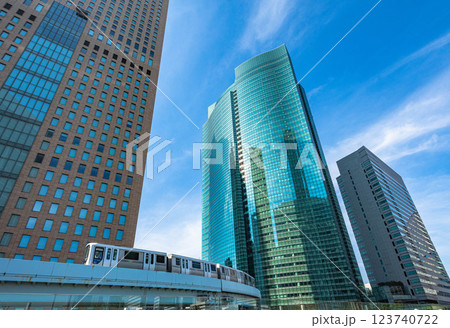 未来都市 汐留のビル街を走る新交通ゆりかもめ 123740722