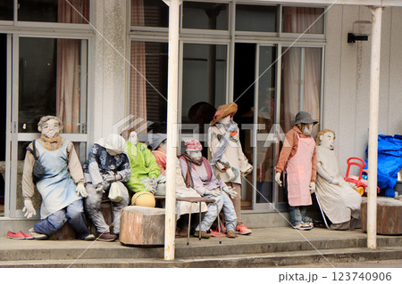 春のかかしの里の風景 123740906